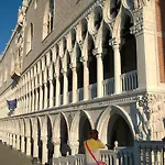 In Back To San Marco Tourist Daire Venedik