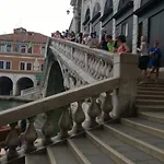 In Back To San Marco Tourist Daire Venedik