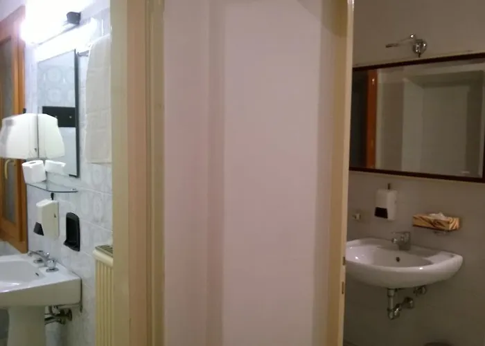 In Back To San Marco Tourist * ונציה