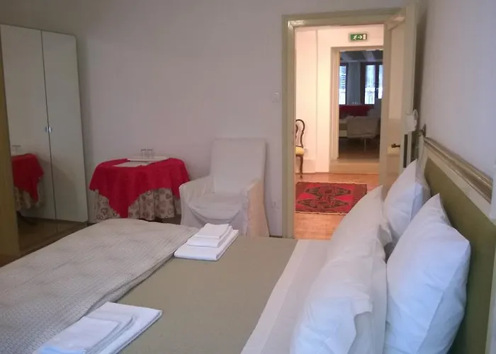 In Back To San Marco Tourist * ונציה