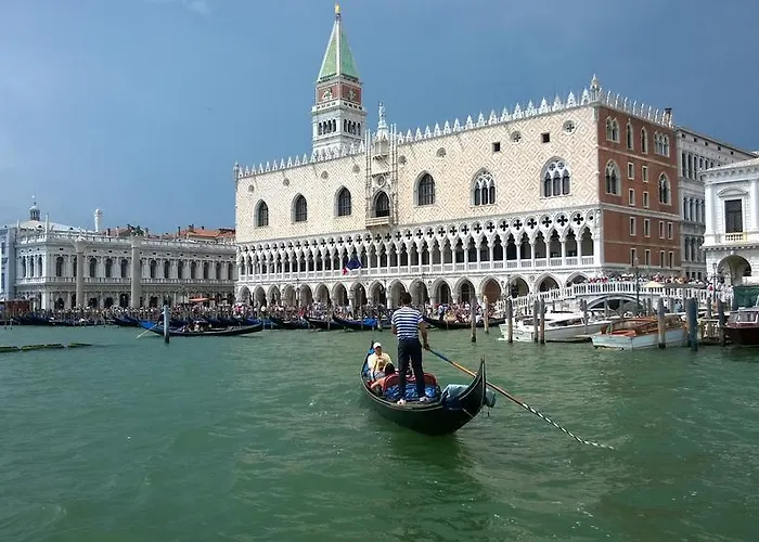 Apartment In Back To San Marco Tourist Venedig